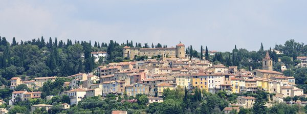 Comment organiser un séjour en Provence avec des ateliers de fabrication de parfums et des visites de musées locaux?